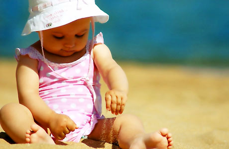 В Великобритании предлагают отбирать у родителей детей, обгоревших на солнце